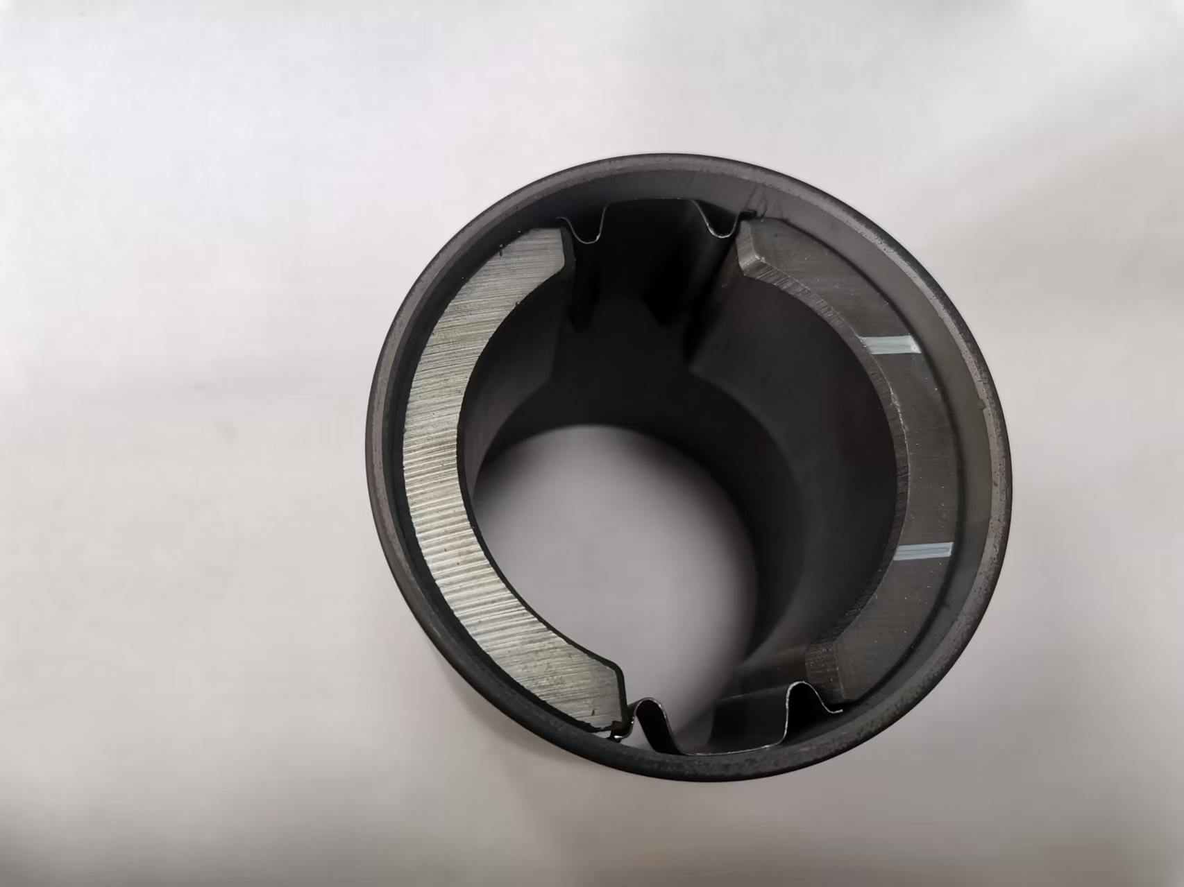 Yaodong Smart Manufacturing opracowuje zastrzeżony „magnetyczny zacisk do płytek”, aby przyspieszyć modernizację produkcji silników o wysokiej wydajności